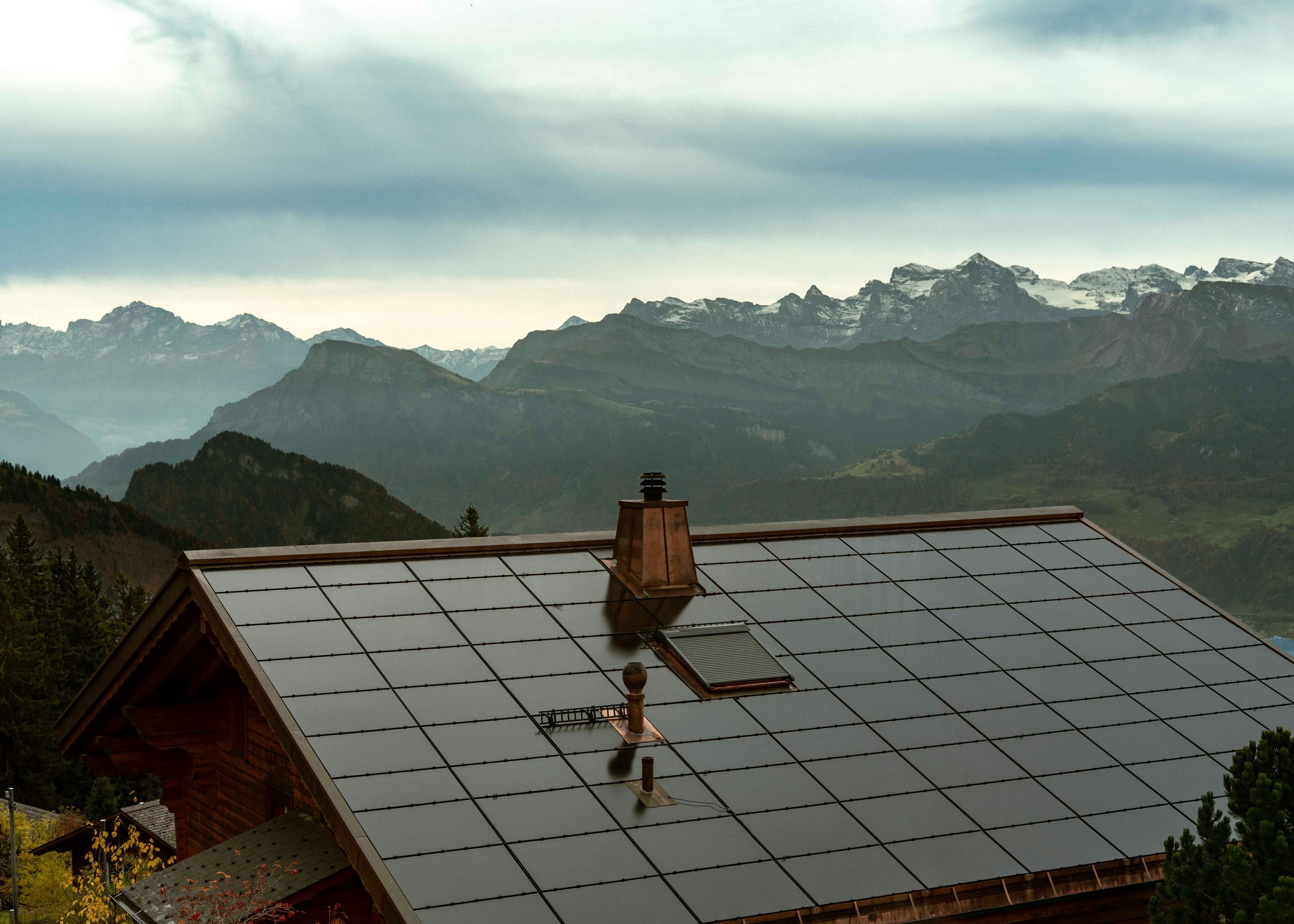 Solarpanele auf dem Dach einer Berghütte in den Schweizer Alpen